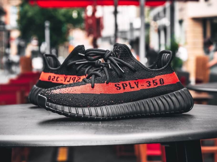 adidas Yeezy Boost 350 V2 ayakta görünüm ve Boost taban detayı