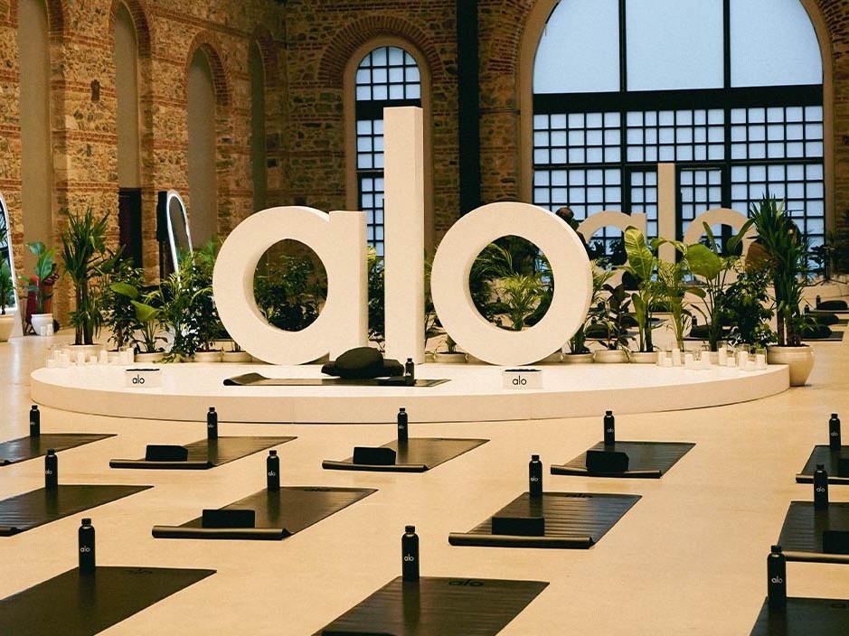 7/8 boy taytın bilekte bitişi yakın planda; beyaz çorap ve sade sneaker ile paça-ayıkkabı arası boşluk dengesi net.