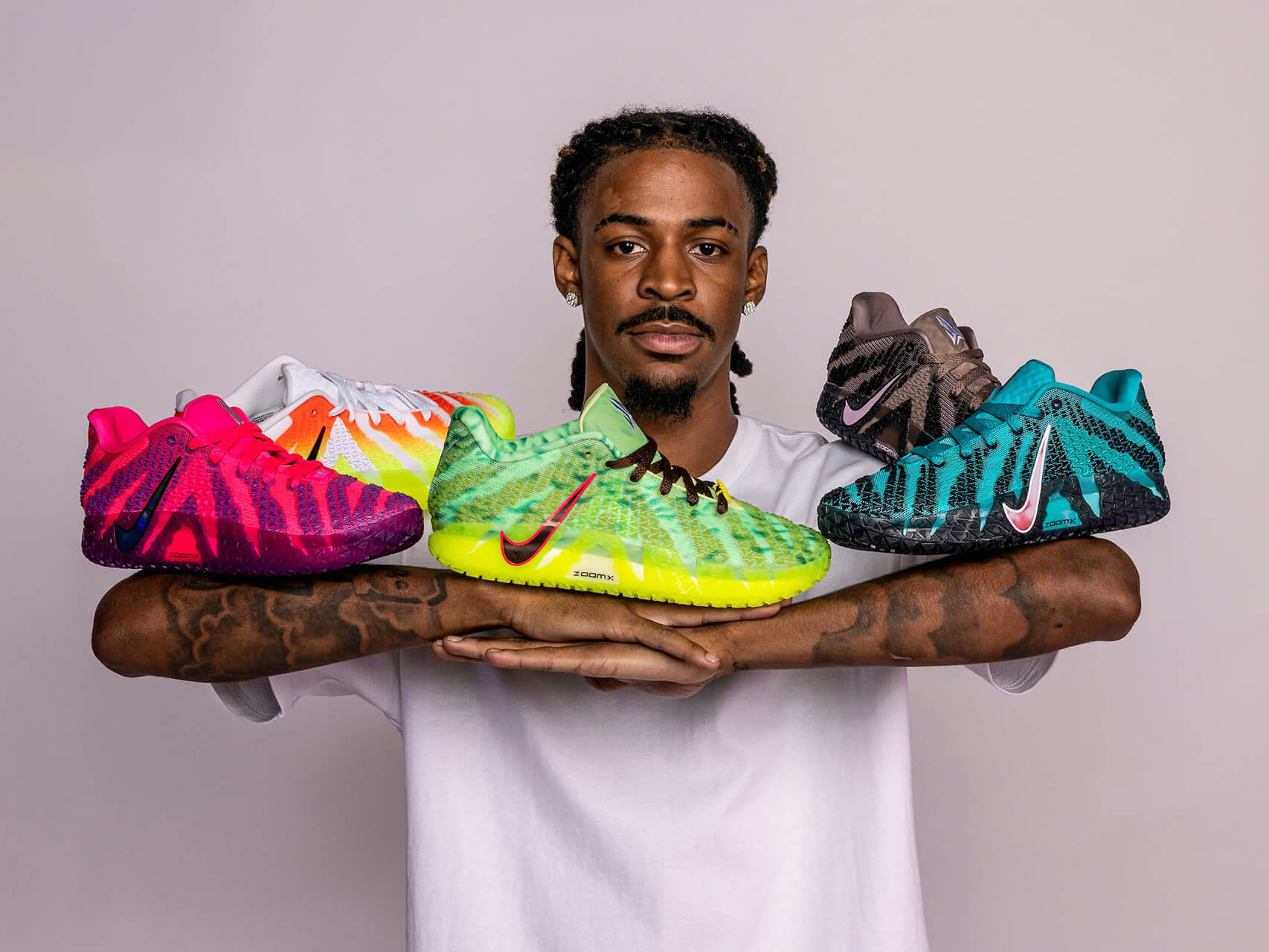 Ja Morant elinde Nike JA 3 modellerini tutuyor