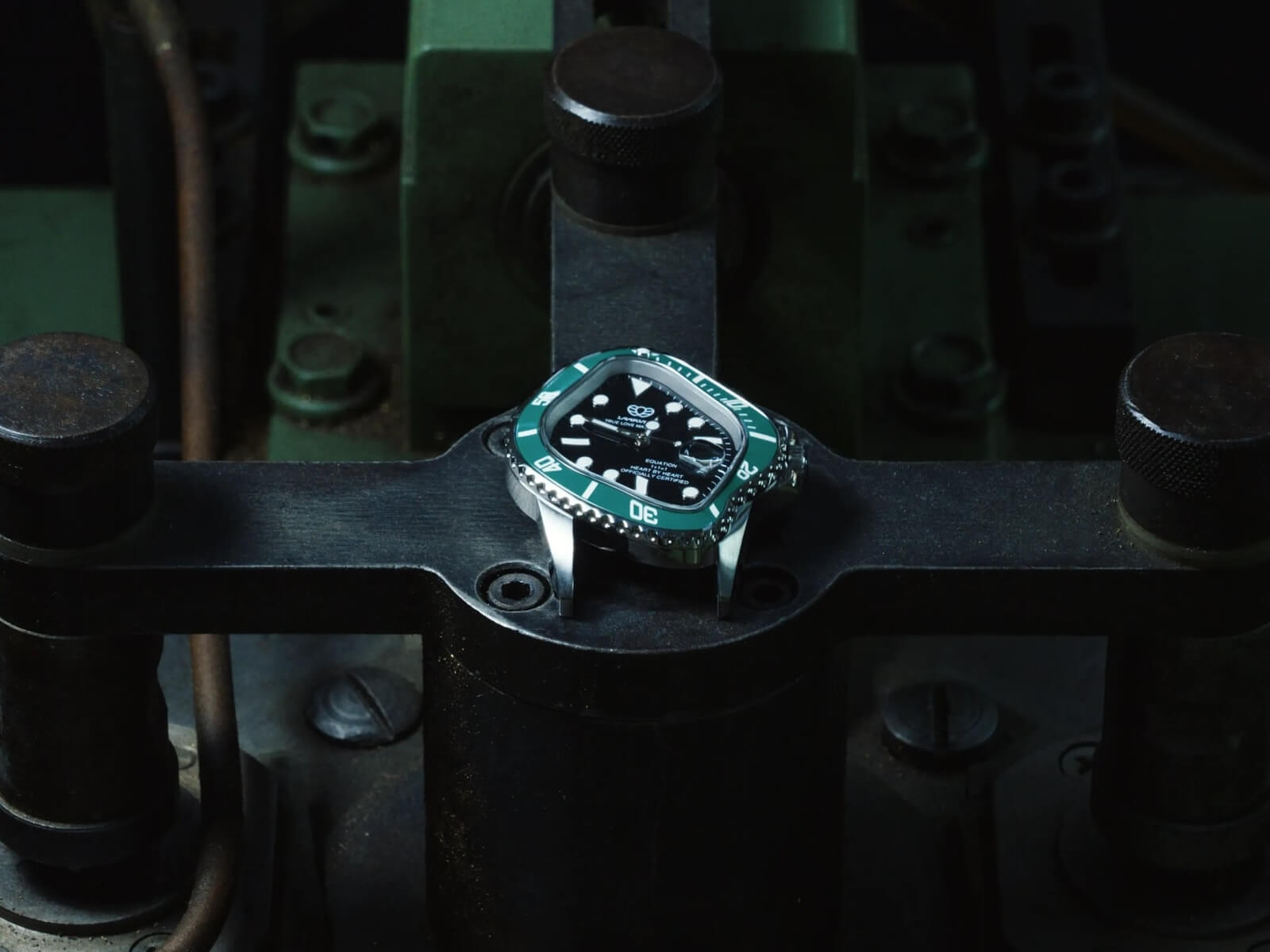 Laarvee Saat Nedir? Hangi Ülkenin Markası, Neden Bu Kadar Popüler? (PEA001) 1 Laarvee saat tasarımı: PEA001 çizgisini çağrıştıran akışkan form dili ve dikkat çeken twisted dial estetiği.