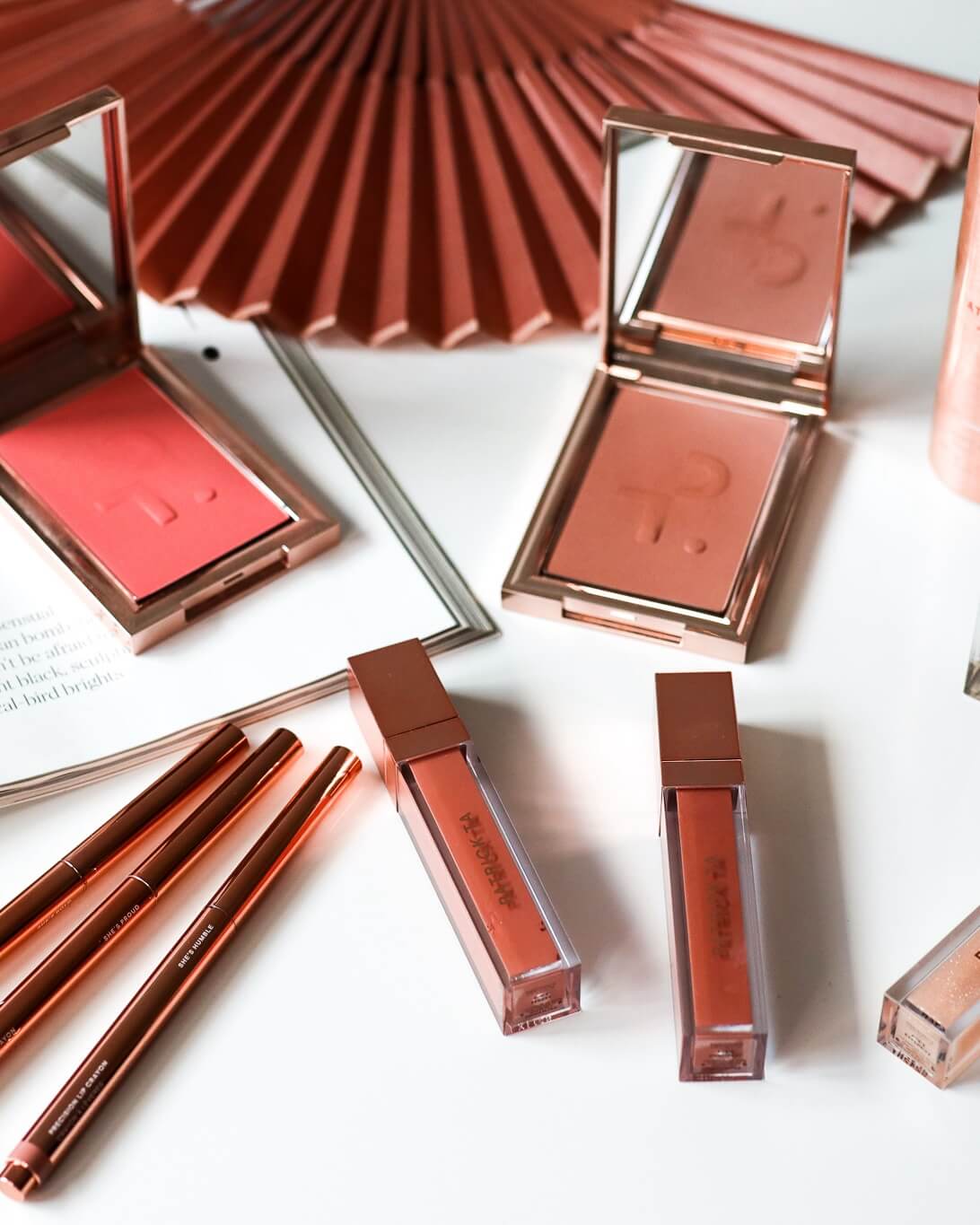 Patrick Ta’nın İmza Allık Tekniği: Pudra Altta, Krem Üstte 7 Patrick Ta blush duo ve ton seçimi