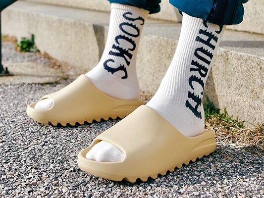 adidas Yeezy Slide ayakta görünüm ve EVA köpük detayı