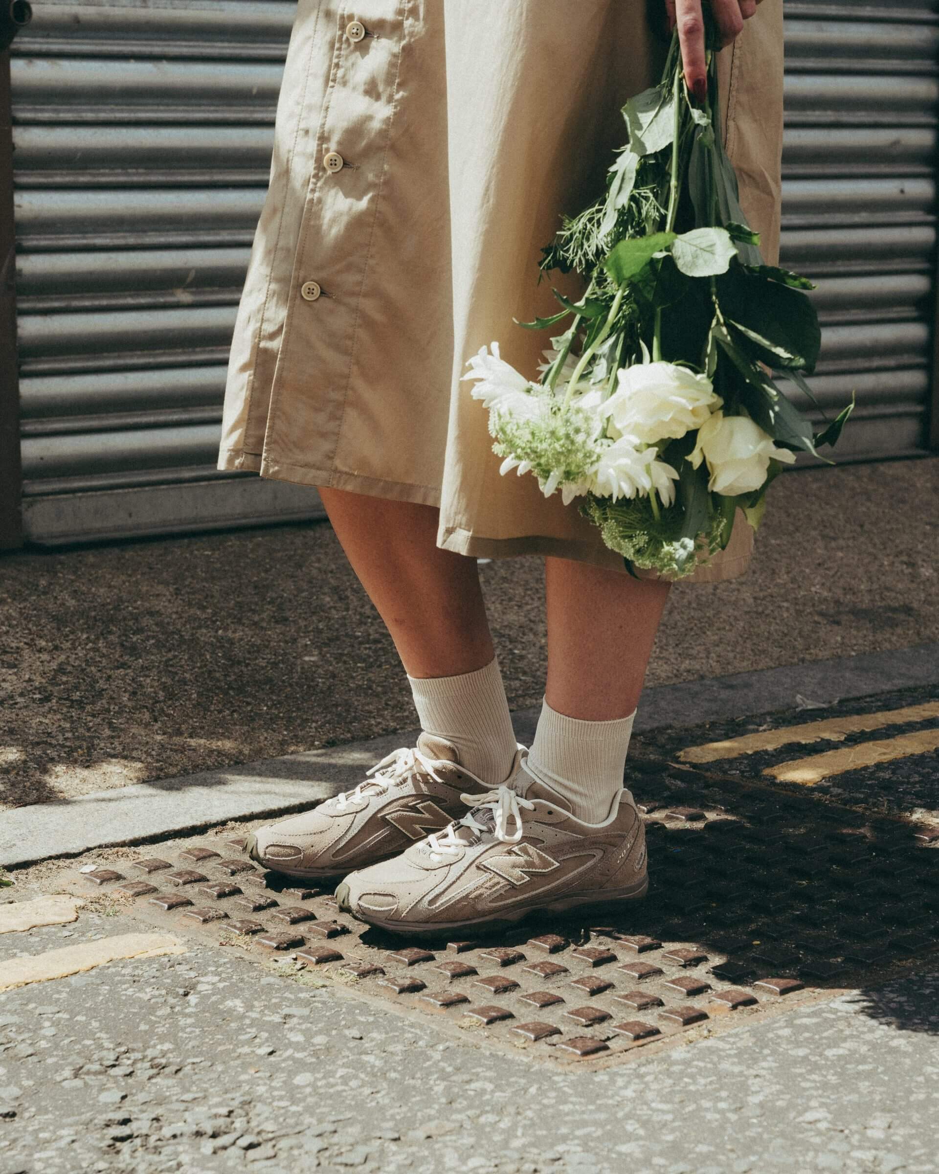 New Balance 204L Rehberi: Cortado, Mushroom, Kalıp ve Stil Notları 7 New Balance 204L stil görünümü: düz paça jean ile kombin