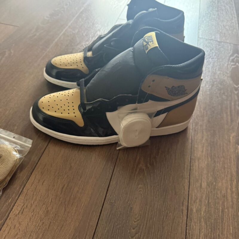 Jordan 1 Retro High Patent Gold Toe 3