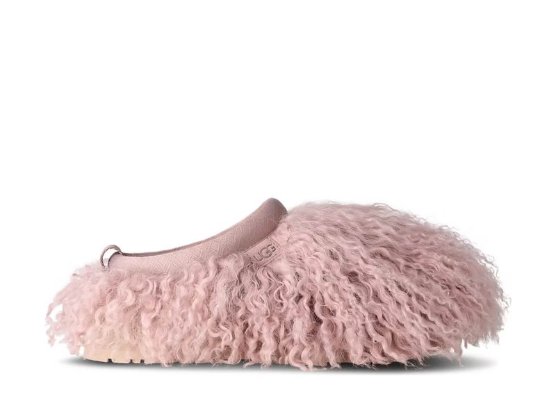 UGG Tazz Fluff Momma yandan, uzun kıvırcık pembe tüylerle kaplı