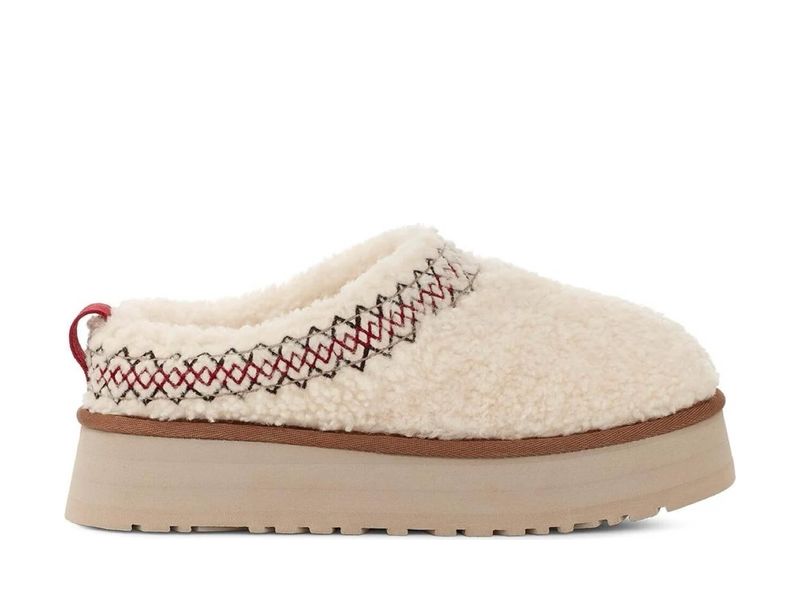 UGG Tazz Heritage Braid Natural yandan, kıvırcık krem doku ve kırmızı siyah örgü