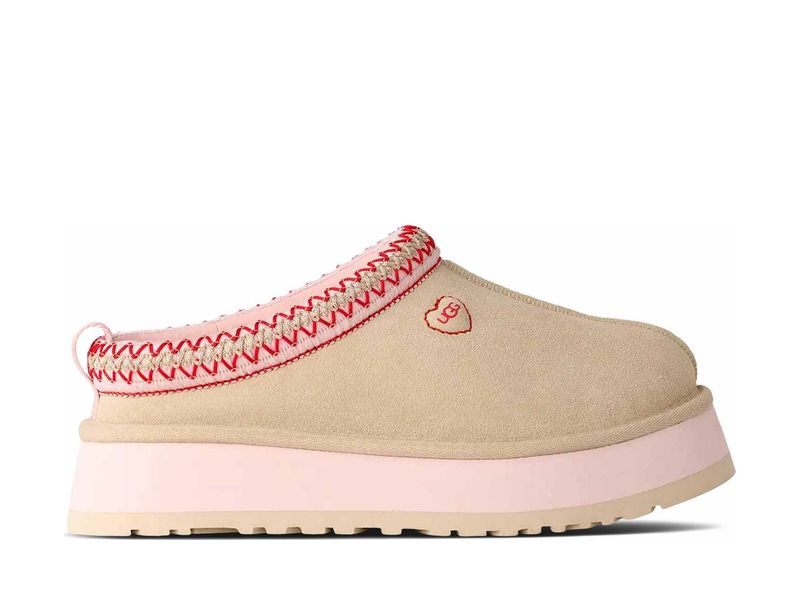 UGG Tazz Love ’26 Sea Salt Rosetta yandan, kalpli logo, kırmızı örgü ve pembe platform