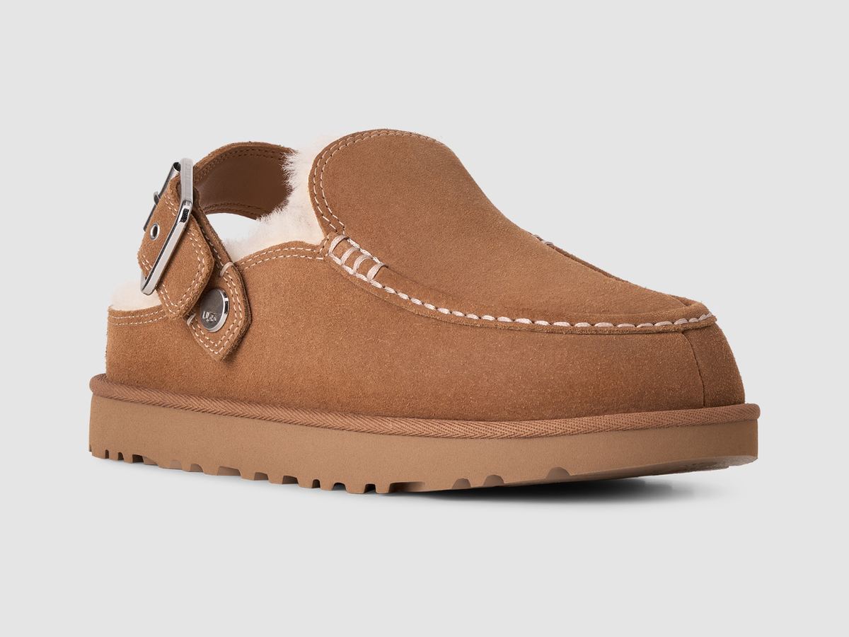 UGG Goldenstar Evelina Clog Chestnut, üç çeyrek açıdan: mokasen dikişli burun, alçak tırtıklı taban ve topuğa sarılı kayış