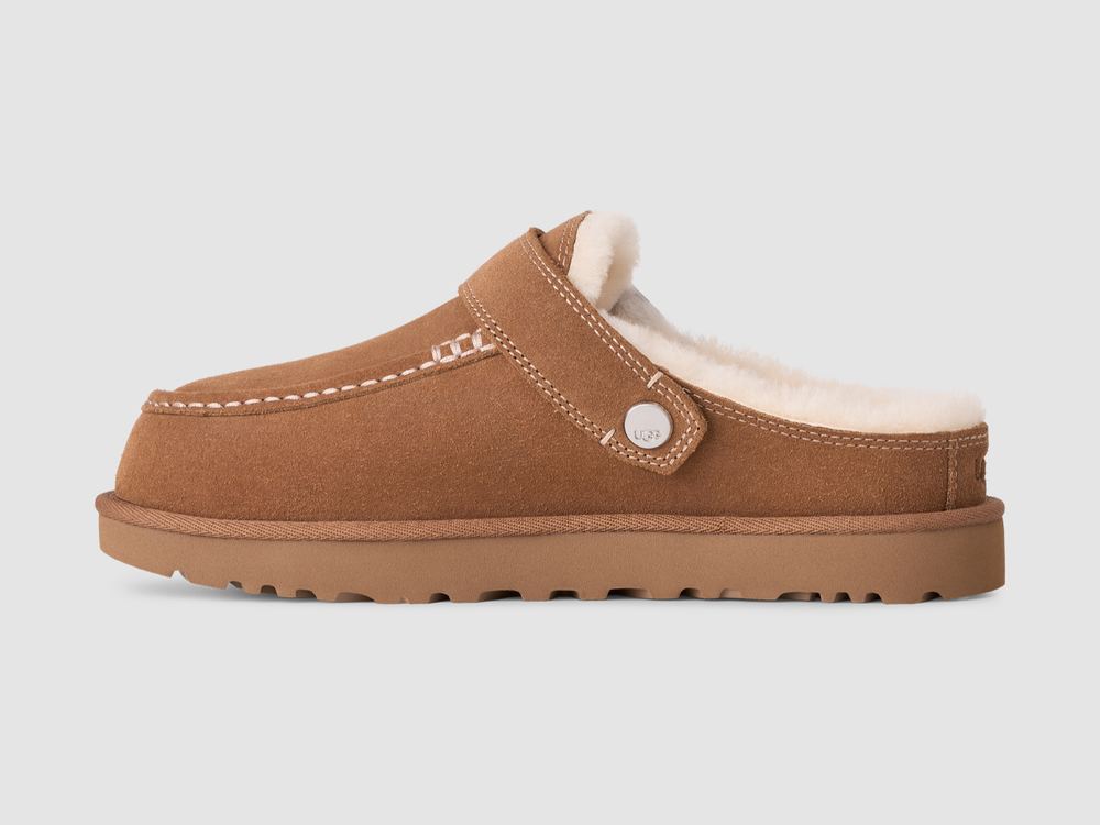 UGG Goldenstar Evelina Clog Chestnut iç yandan, kayış öne katlanmış