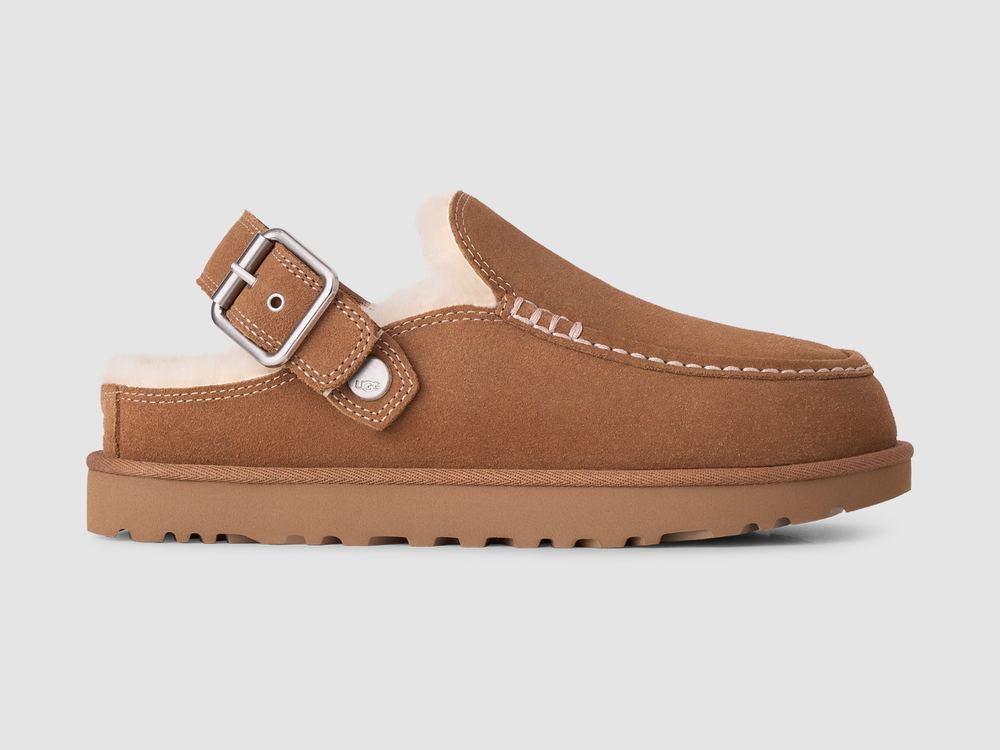 UGG Goldenstar Evelina Clog Chestnut dış yandan, kayış topuğa sarılı