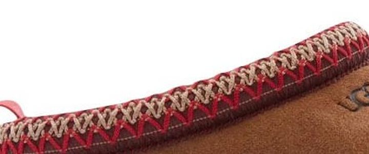 UGG Tazz Chestnut örgü yaka yakın plan, kırmızı ve krem