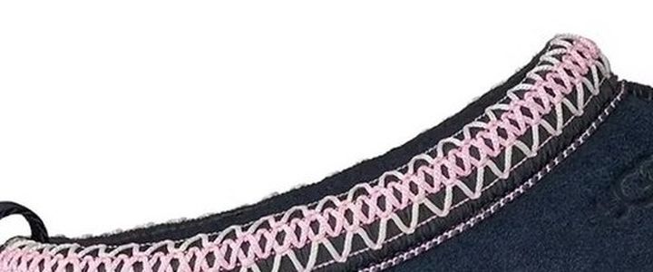 UGG Tazz II Dark Indigo örgü yaka yakın plan, lacivert süet üstünde pembe ve beyaz