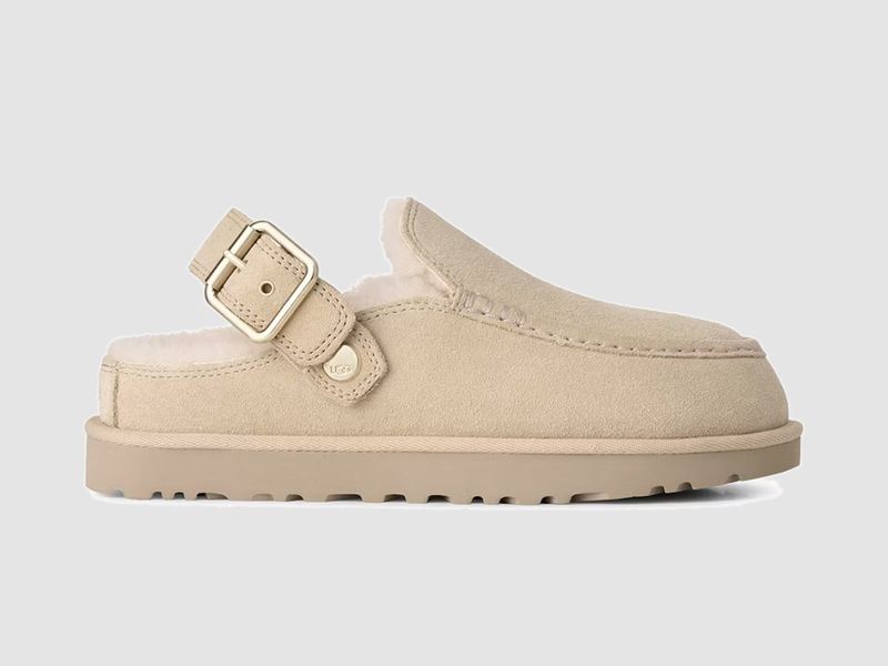 UGG Goldenstar Evelina Clog Sand Castle yandan, altın toka