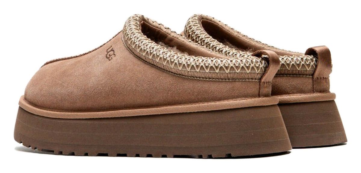 UGG Tazz II Rocky Oak arkadan üç çeyrek: topuktaki alçak yaka, çekme halkası ve kalın platform
