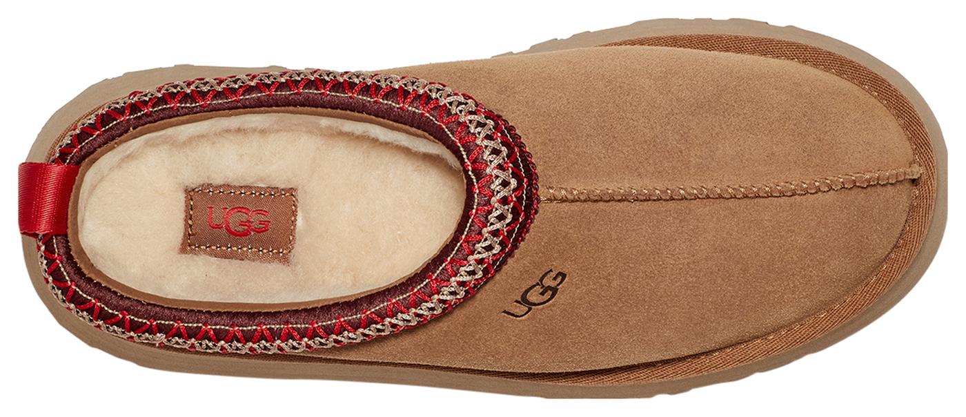 UGG Tazz Chestnut üstten: krem renkli UGGplush astar, tabanlıktaki dokuma UGG etiketi, örgü yaka ve burundaki dikiş